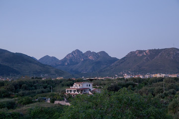 Küstenort in Sizilien bei Sonnenaufgang