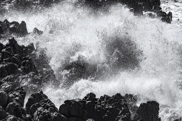 explodierende Wellen in Schwarz Weiß
