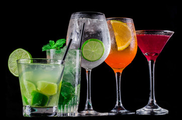 drinks variados coloridos em fundo preto