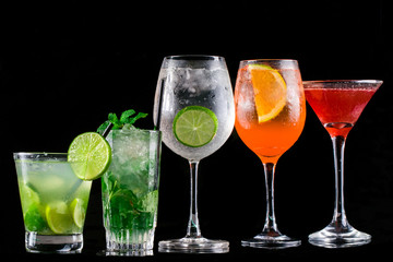 drinks variados coloridos em fundo preto