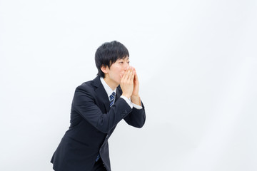 何かを叫ぶビジネスマン