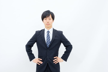 腰に手を当てるビジネスマン