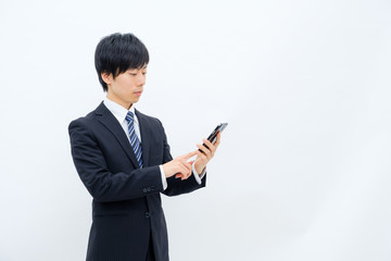 スマホを操作するビジネスマン