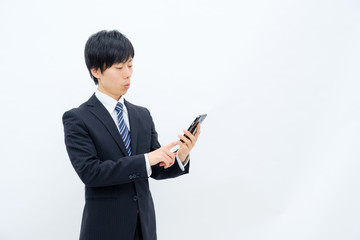 スマホを操作するビジネスマン