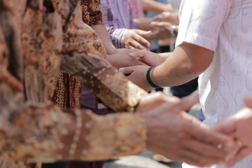 shake hand in muslim celebration