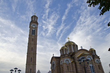 Obraz premium The golden tops of the church in the parks of the bosnian city square. 