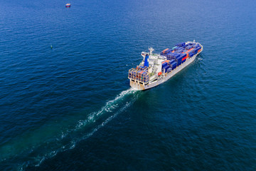 The container ship to sailing.