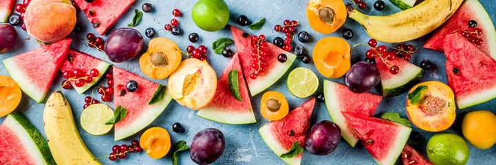 Foto op Plexiglas Vruchten Zomer vitamine voedsel concept, diverse fruit en bessen watermeloen perzik munt pruim abrikozen bosbessen bes, creatieve plat lag op lichtblauwe achtergrond bovenaanzicht kopie ruimte