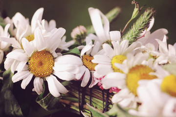 Close-up view of the daisies wreath