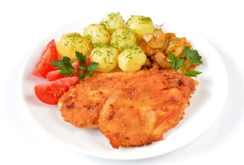 filety z kurczaka z ziemniakami surówką i pomidorem