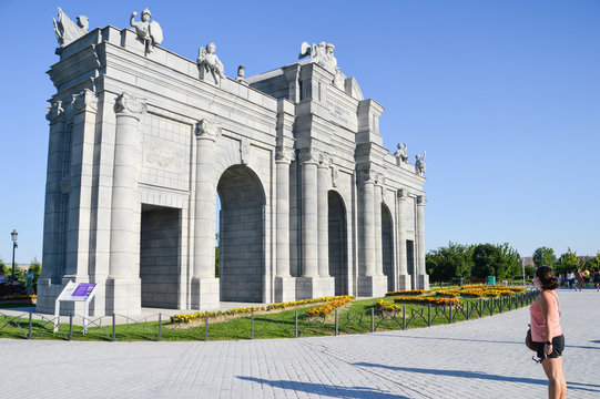 puerta de alcal&aacute; parque europa