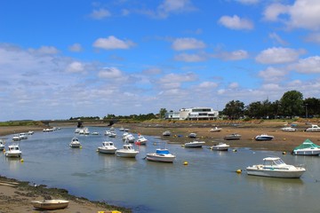bateaux au port de st gilles croix de vie en Vend&eacute;e