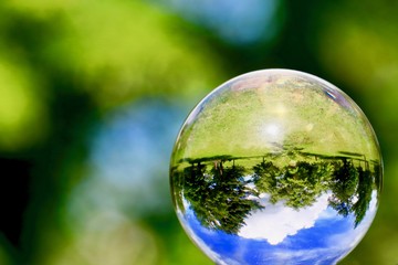 ガラス玉と夏雲と森林