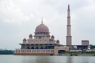 Fototapeta na wymiar マレーシアのピンクモスク外観