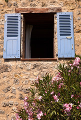 Fototapeta na wymiar Provence shutter window