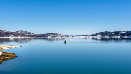 Paysages enneigés. Le lac Plastira en hiver. Grèce