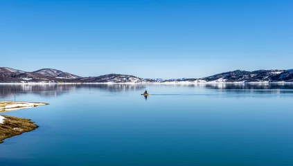 Crédence de cuisine en verre imprimé Sports nautique Paysages enneigés. Le lac Plastira en hiver. Grèce