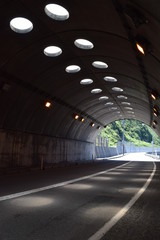 シェルター ／ 山形県鶴岡市の海岸に建造されている「油戸シェルター」です。すぐ横が海なので、風や波除けの役目を果たします。また冬期間は、雪から防護するために設置されたシェルターです。