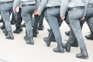 Soldaten marschieren - im Gleichschritt- marsch - Uniform- Krieg und Frieden	