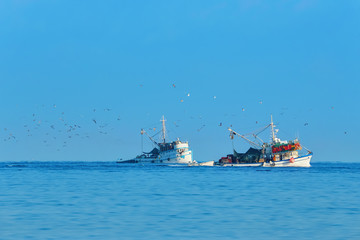Fischkutter mit Fischfang auf der Heimfahrt