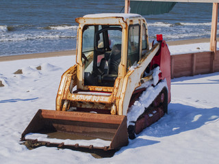 macchinari al mare sotto la neve