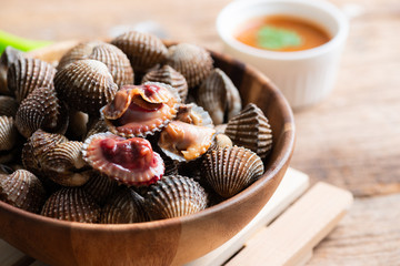 Steamed cockle ( Boiled cockles ) with spicy seafood sauce