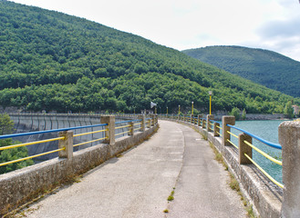 Fototapeta na wymiar Percorso pedonale sulla diga di Fiastra