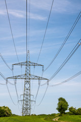 Strommasten auf einer grünen Wiese