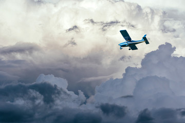 aereo fra le nuvole