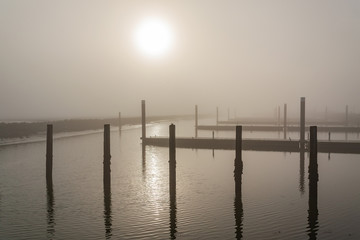 Obraz premium Dock on the island Schiermonnikoog in a misty sunshine