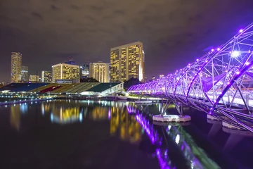 Fotobehang Helix Bridge De helixbrug met Marina Bay op de achtergrond