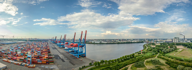 Hafenpanorama von einem Containerterminal in Hamburg