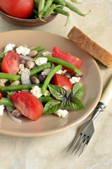 Bean salad with tomatoes, green beans and feta