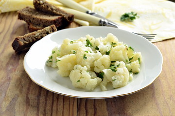 Cauliflower with garlic and parsley in lemon sauce