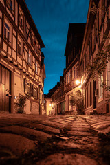 Etville in der Abendstimmung mit laternen und dunklem himmel