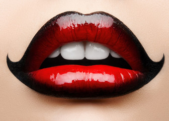 Fototapeta premium Makro i zbliżenie kreatywny motyw do makijażu: piękne kobiece usta z różową szminką, białymi diamentami i zębami, wyretuszowane zdjęcie