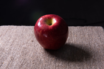 Яблоко на стуле