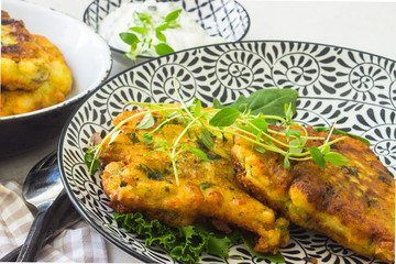 Zucchiniburger mit Kräutern auf Teller angerichtet, Vegetarisch