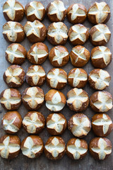 Ofenfrische Laugenbrötchen frisch vom Blech