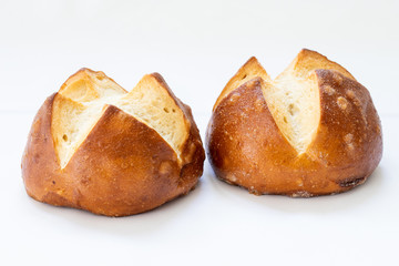 Zwei Laugenbrötchen isoliert
