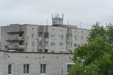 Fototapeta na wymiar Old high rise with a crown of mobile antennas. Komsomolsk-on-Amure, Russia