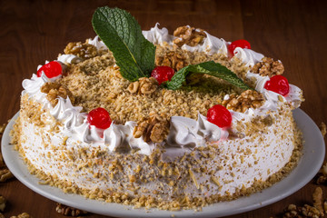 Torta de nozes no fundo de madeira