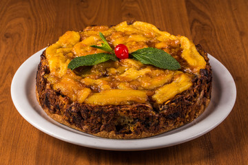 Torta integral de banana com aveia e granola no fundo de madeira