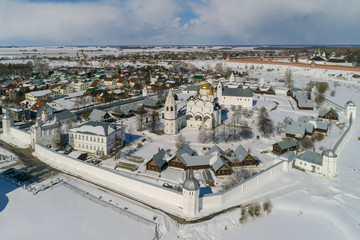 Fototapeta premium Winter in Russia. Suzdal, the Golden Ring of Russia. Aerial view of the Intercession Monastery in the winter.