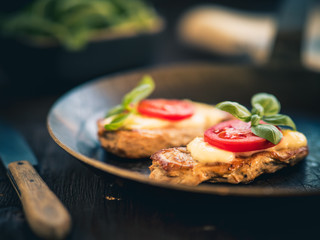 Schweinefilet &uuml;berbacken mit Mozzarella und Tomaten