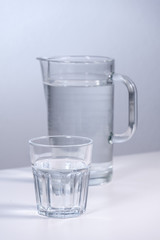 Wasserglas vor Kanne - hellgrau