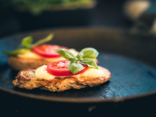 Schweinefilet überbacken mit Mozzarella und Tomaten