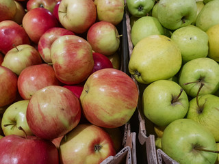 Fresh green apples lie in the shop window
