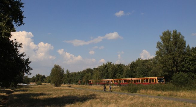 Berliner S-Bahn und paralleler Radweg am Sch&ouml;neberger S&uuml;dgel&auml;nde
