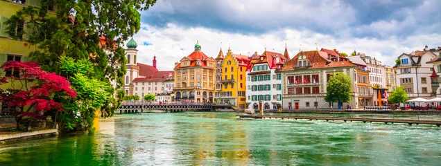 Foto op Canvas Prachtig rivierlandschap van Luzern, Zwitserland © Olena Zn
